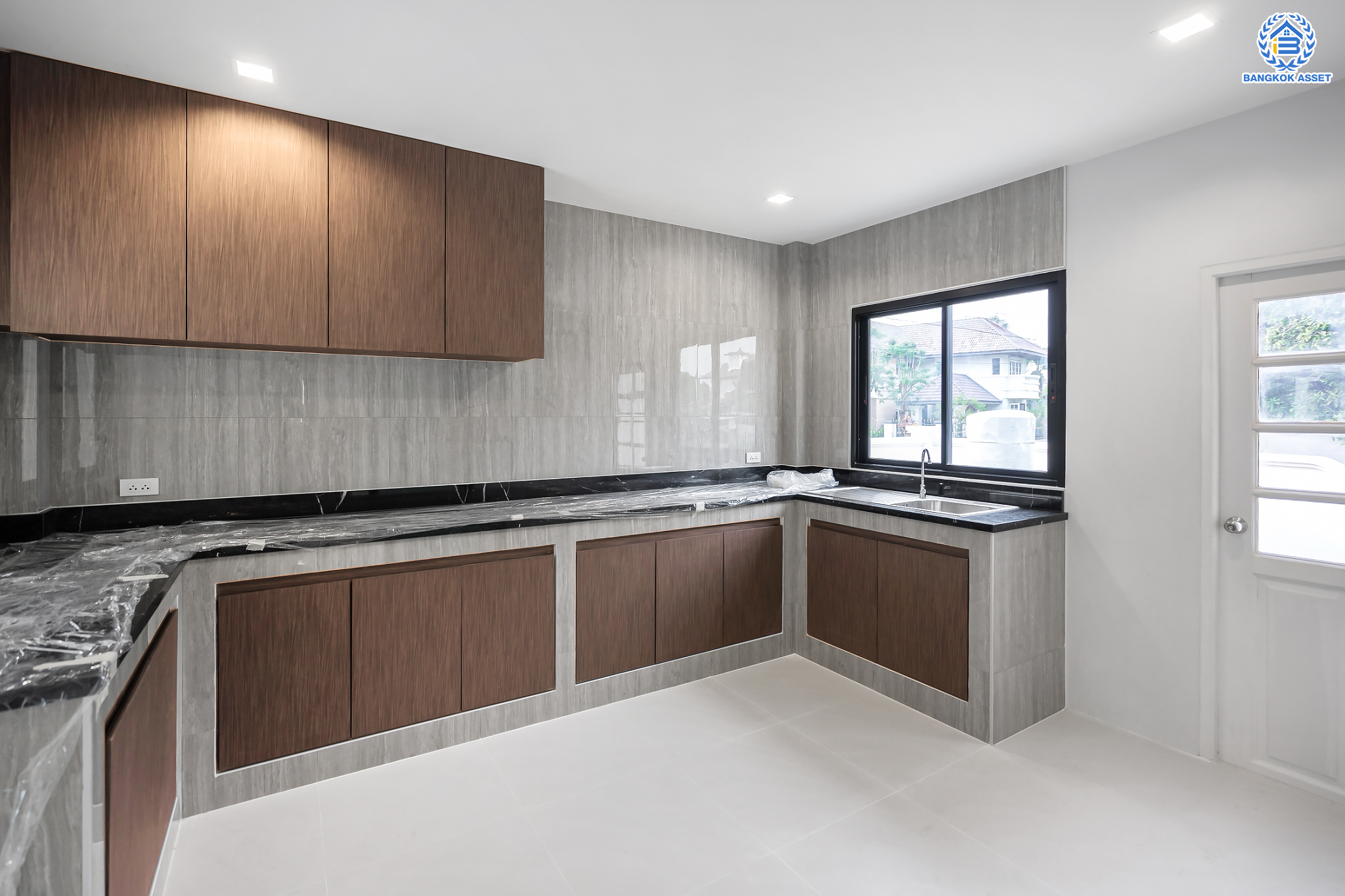 บ้านมือสองตกแต่งใหม่ ม.กฤษดานคร20 ปิ่นเกล้า-ติดถนนบรมราชชนนี เนื้อที่ 198 ตร.ว. บ้านเดี่ยวหลังใหญ่ ตกแต่งสุดหรูดีไซน์ยุโรป พร้อมฟังก์ชัน 4 ห้องนอน 4 ห้องน้ำ 1 ห้องแม่บ้าน จอดรถได้ 5 คัน บนทำเลเชื่อมต่อเมืองอย่างรวดเร็ว ใกล้ทางคู่ขนานลอยฟ้าบรมราชชนนี ทางด่วน "กาญจนาภิเษก" ม.มหิดล และเซ็นทรัลปิ่นเกล้า